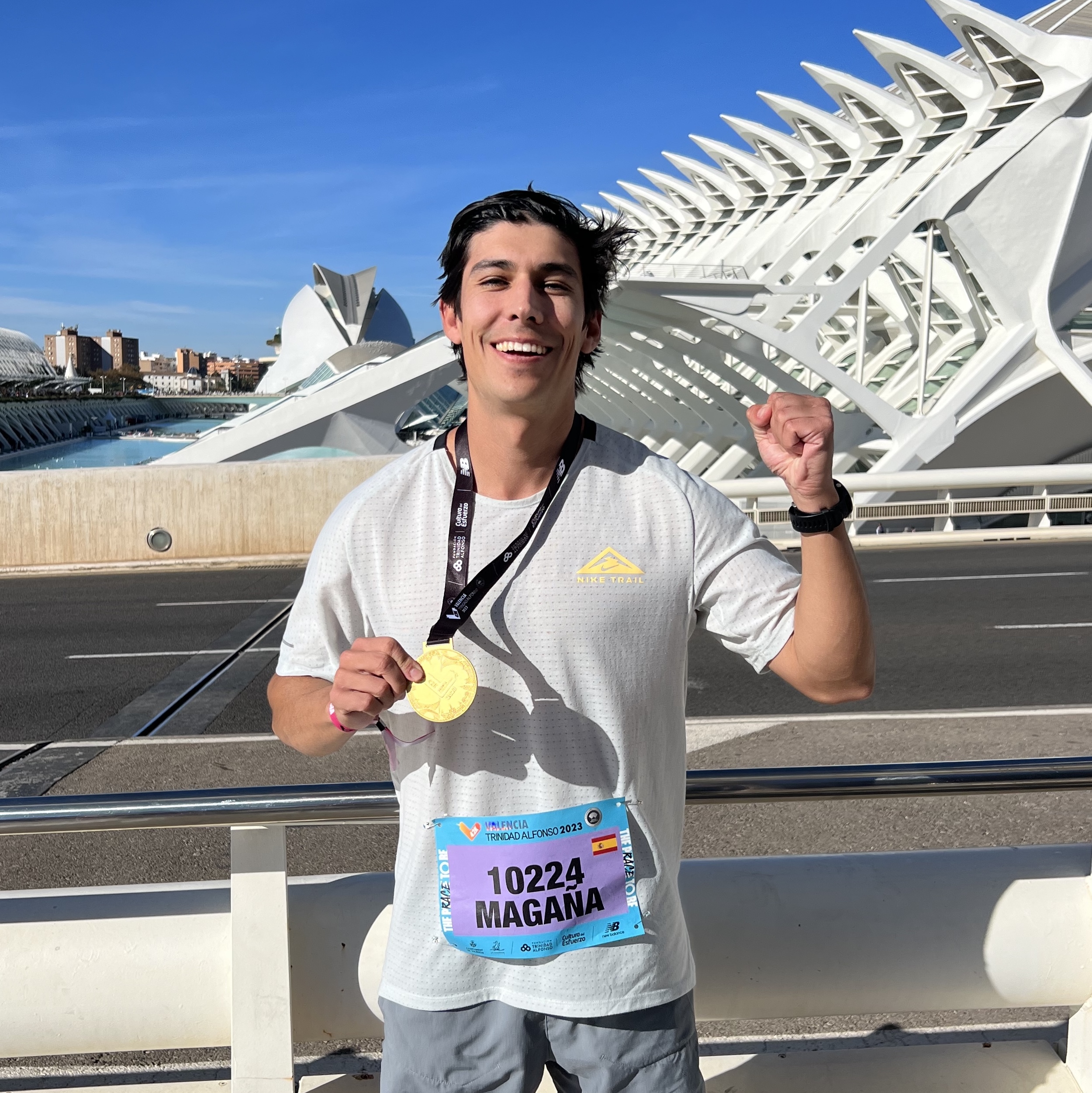 Carlos Magaña con camiseta blanca y medalla